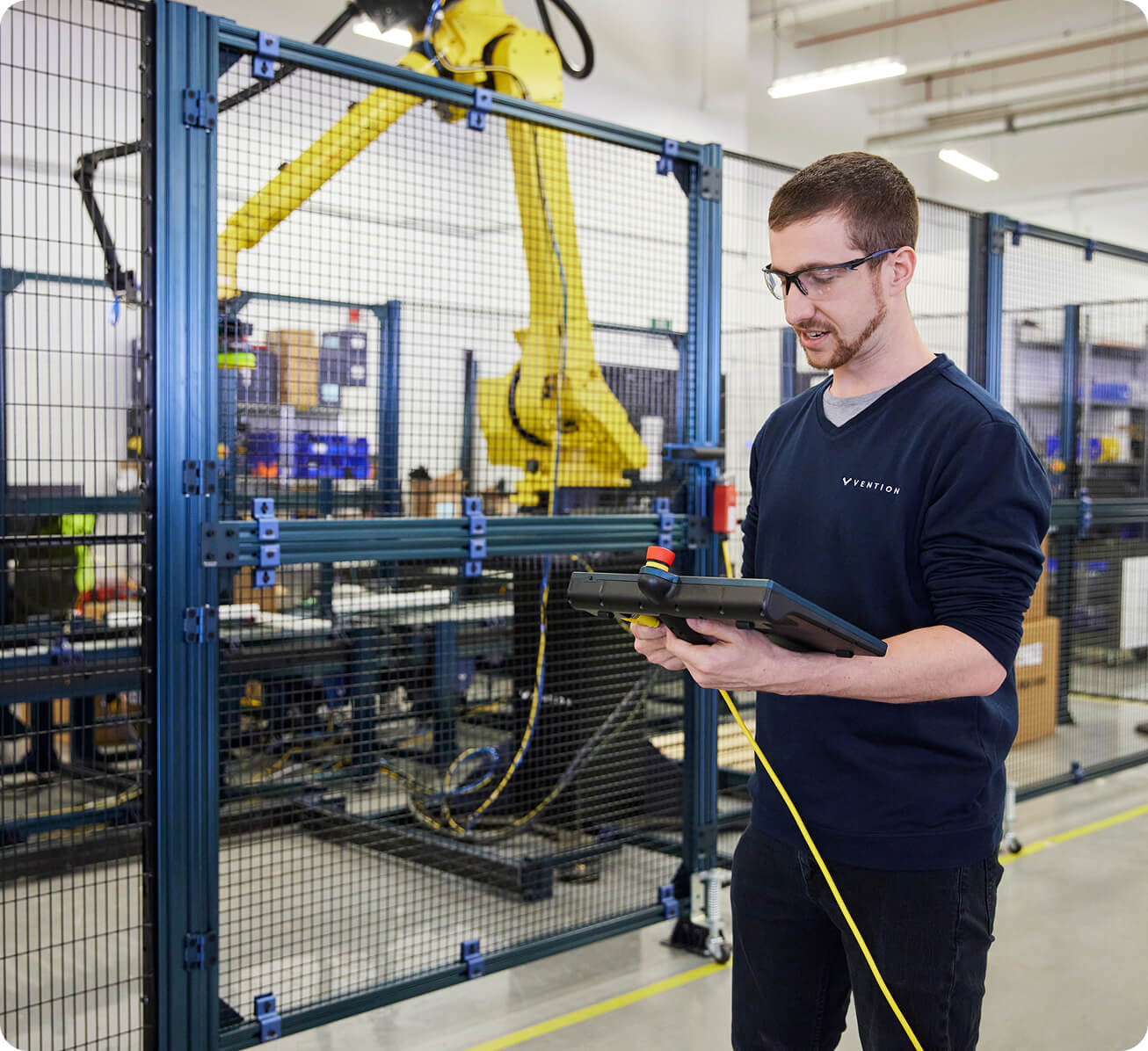 Vention-Ingenieur arbeitet mit Automatisierungsgeräten